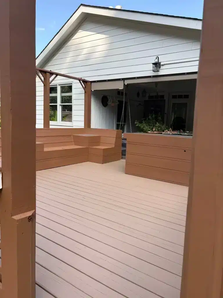Deck with built-in benches stained in two tones — MG Barillas Painting
